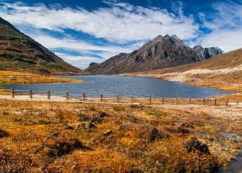 sela pass and lake