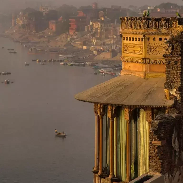 Varanasi hotels with banks of Ganges